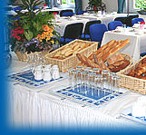 L'hôtel Le Strasbourg à Mulhouse dispose d'une salle de petit déjeuner et de réunion spacieuse